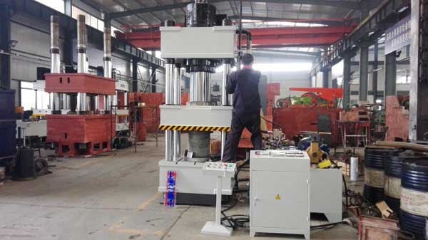 100噸四柱液壓機調(diào)試